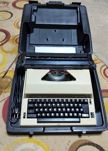 Eski, elektronik daktilo - Görsel 2