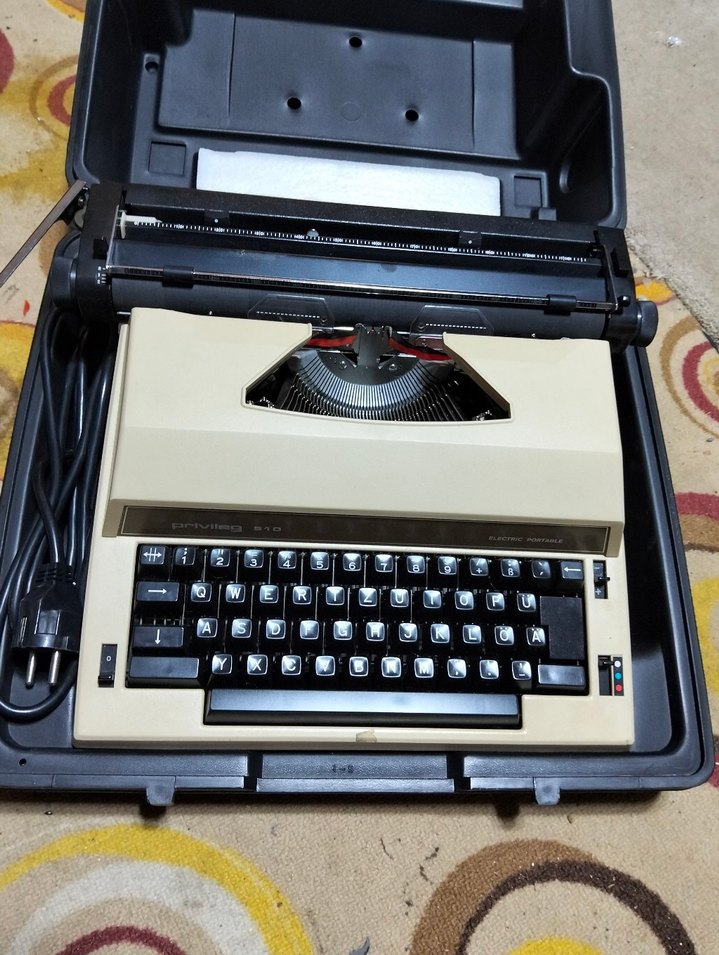 Eski, elektronik daktilo - Görsel 3