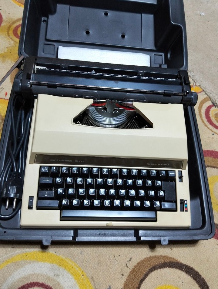 Eski, elektronik daktilo - Görsel 4