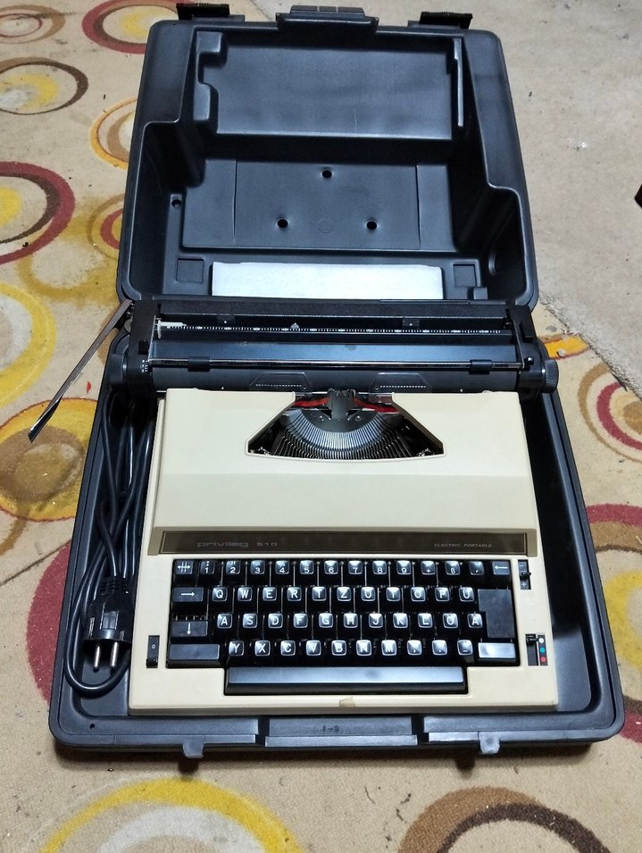 Eski, elektronik daktilo - Görsel 2