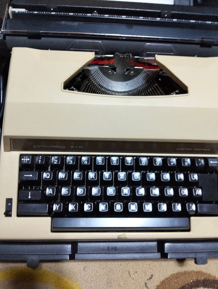 Eski, elektronik daktilo - Görsel 5