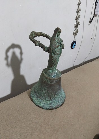 Eski, bronz Meryem Ana fiğürlü çan - Görsel 3