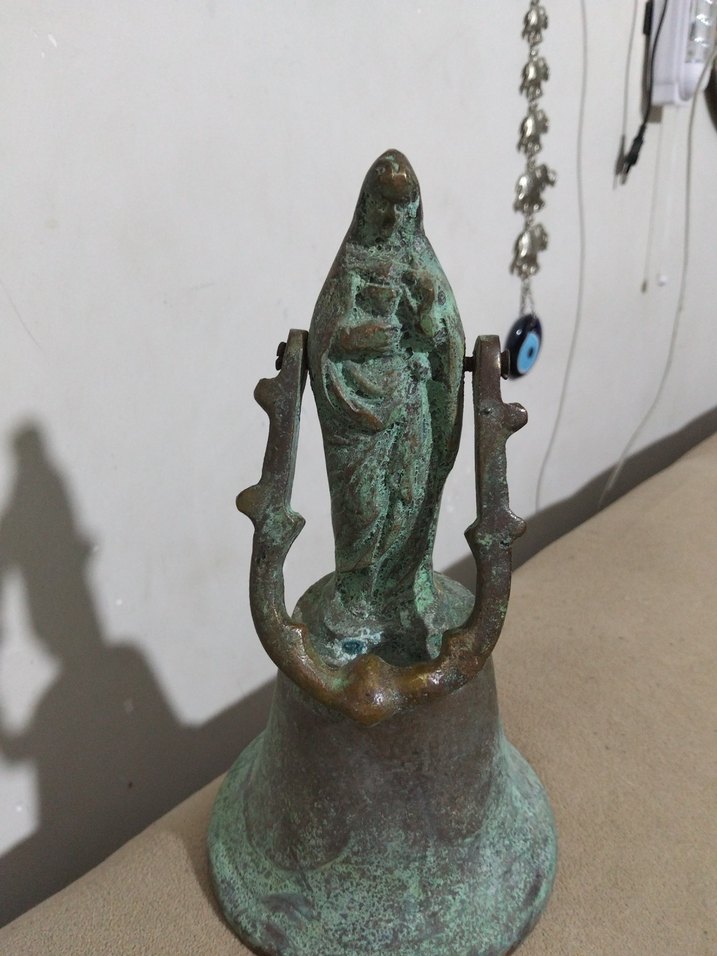 Eski, bronz Meryem Ana fiğürlü çan - Görsel 4