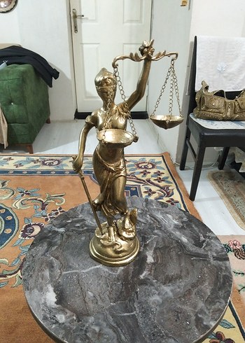 Altın Renkli Adalet Heykeli Figürü - Görsel 2