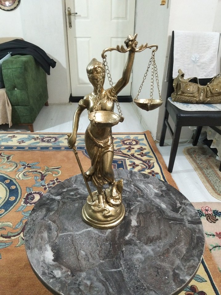 Altın Renkli Adalet Heykeli Figürü - Görsel 2
