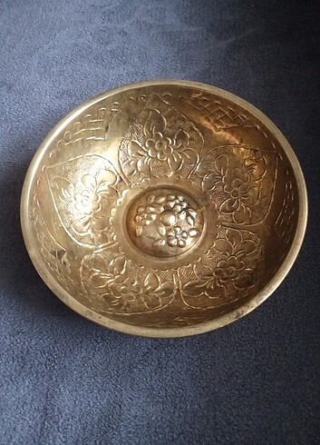 Eski, kabartmalı pirinç hamam tası