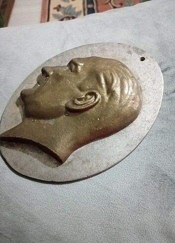 Beden Eski, pirinç Atatürk portresi