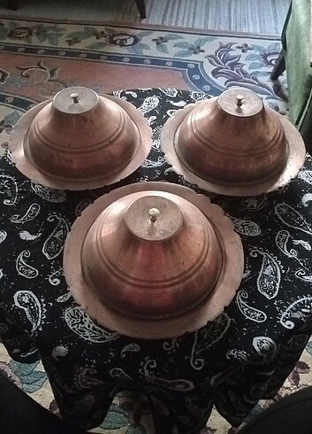 Eski, kırpıklı bakır tabaklar