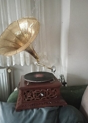 Eski, oymalı ahşap, pirinç gramofon