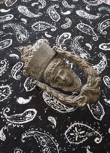 Eski, bronz kapı tokmağı