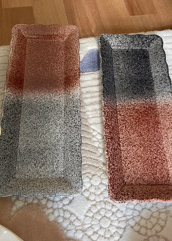 Gri ve Kırmızı Tonlarda Dekoratif Dikdörtgen Tabaklar