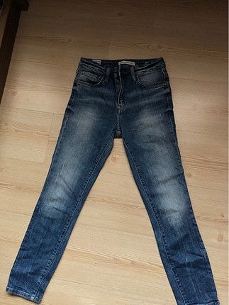 32 Beden mavi Renk Mavi jeans.