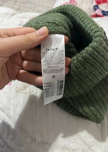 Gri ve Yeşil Kadın Örgü Bere - Görsel 4