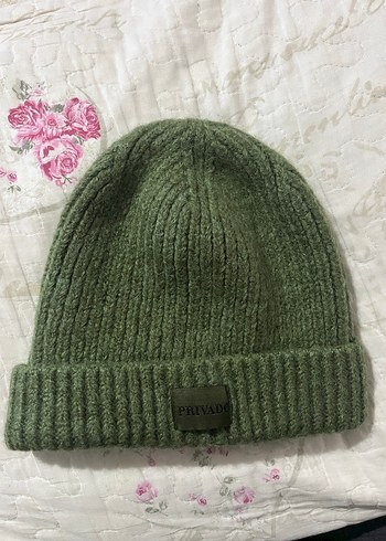 Gri ve Yeşil Kadın Örgü Bere - Görsel 2