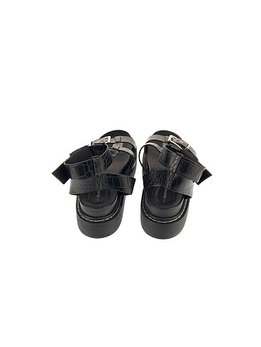 38 Beden Bershka Sandalet %70 İndirimli.