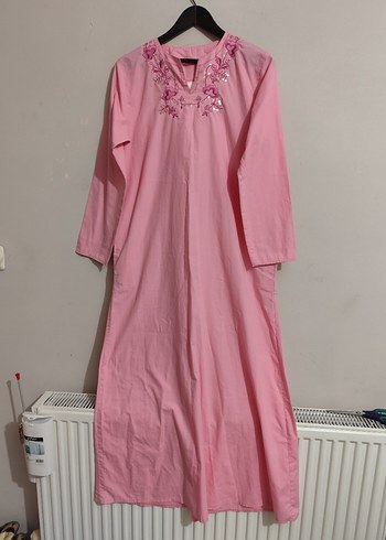 Pembe Nakışlı V Yakalı Uzun Keten Namaz Elbisesi