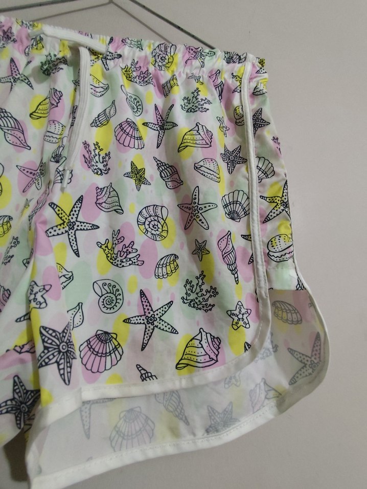 Çiçek Desenli Bol Kesim  Kadın  Şortu. M Beden. - Görsel 2