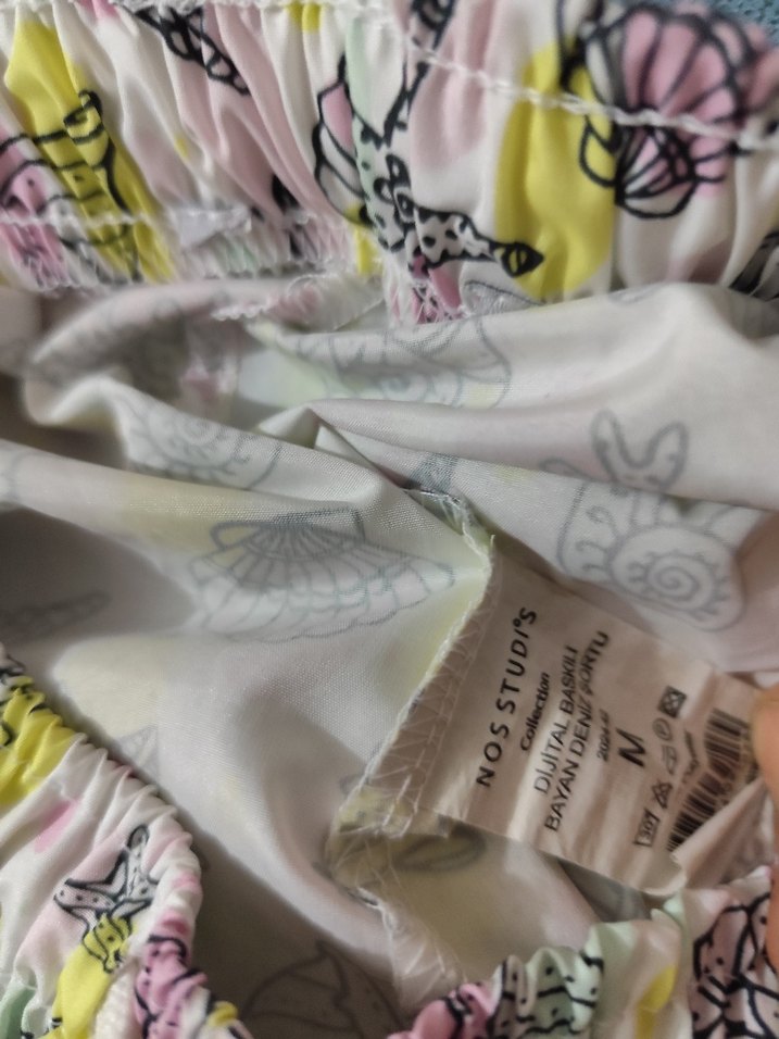 Çiçek Desenli Bol Kesim  Kadın  Şortu. M Beden. - Görsel 3