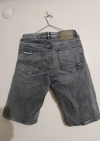 Pull&Bear : Gri Rahat Kesim Yırtık Kot Şort - Görsel 4