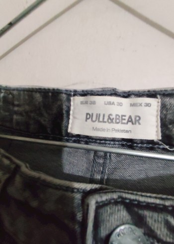 Pull&Bear : Gri Rahat Kesim Yırtık Kot Şort - Görsel 6