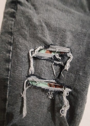 Pull&Bear : Gri Rahat Kesim Yırtık Kot Şort - Görsel 3