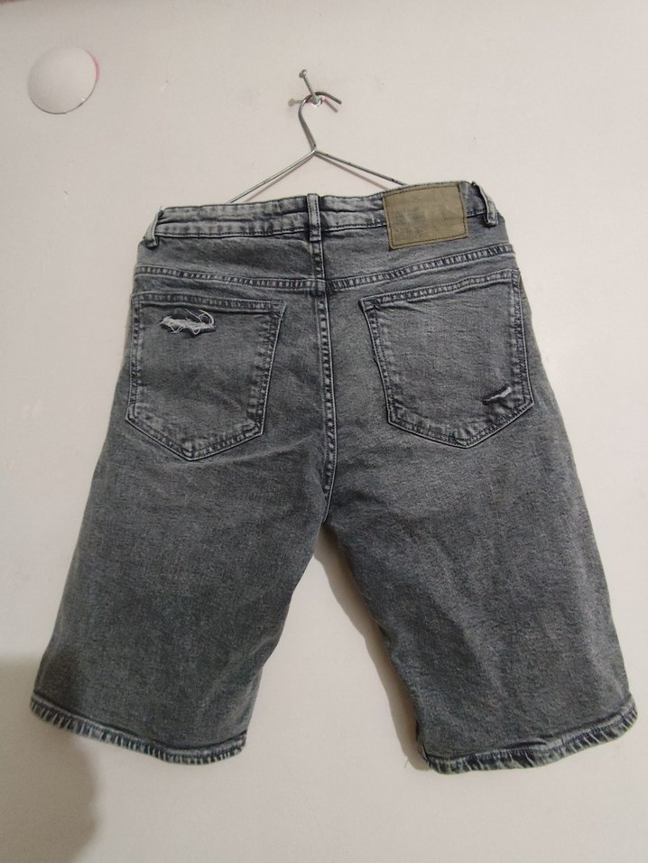 Pull&Bear : Gri Rahat Kesim Yırtık Kot Şort - Görsel 4