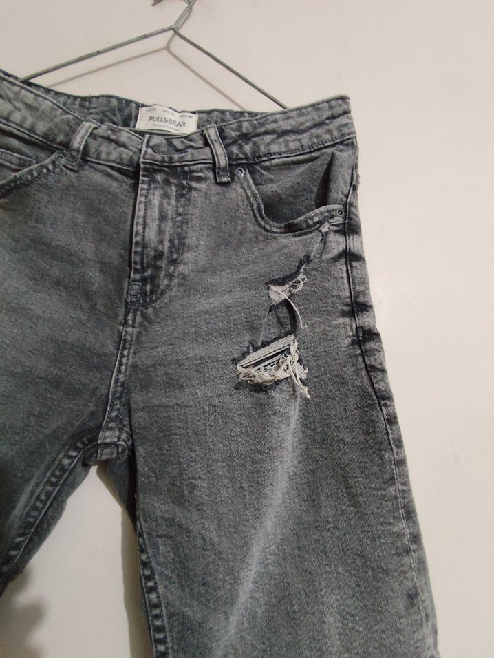 Pull&Bear : Gri Rahat Kesim Yırtık Kot Şort - Görsel 2