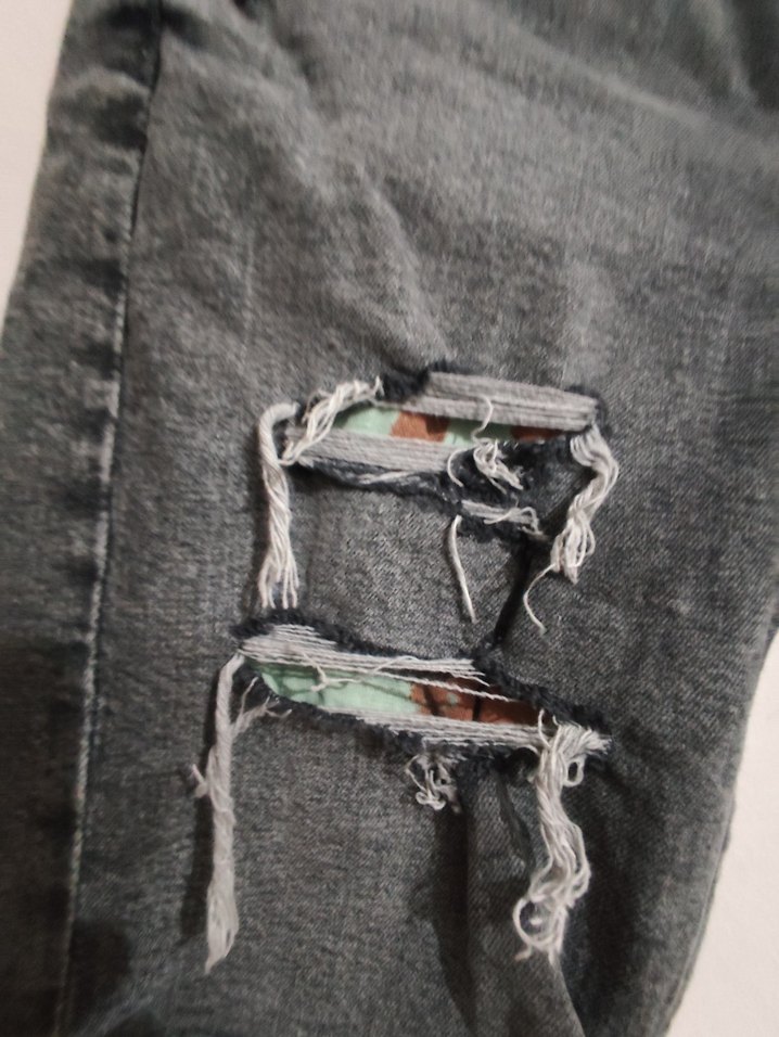 Pull&Bear : Gri Rahat Kesim Yırtık Kot Şort - Görsel 3