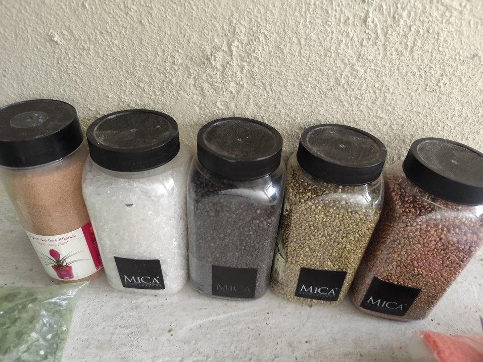 El işi. farklı. boy ve renkte taş boncuk - Görsel 2