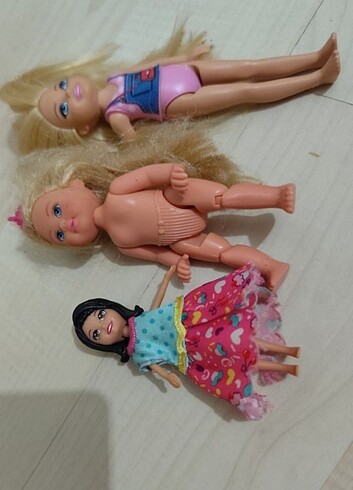 Beden Renk İki adet Mattel ve Bir adet Simba bebek