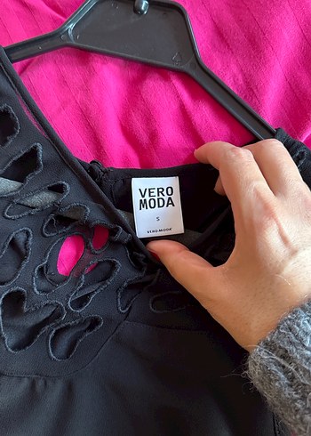 Zincir Detaylı Siyah V Yaka Kolsuz Bluz - Görsel 4