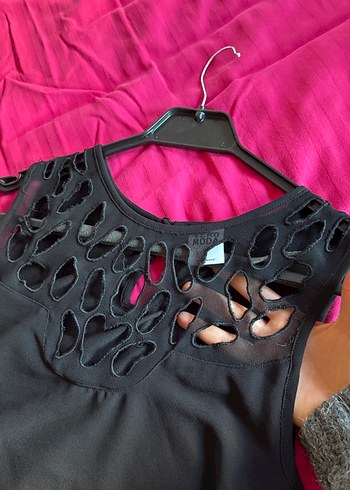 Zincir Detaylı Siyah V Yaka Kolsuz Bluz - Görsel 3