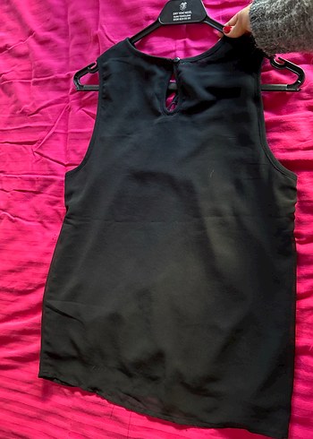 Zincir Detaylı Siyah V Yaka Kolsuz Bluz - Görsel 5