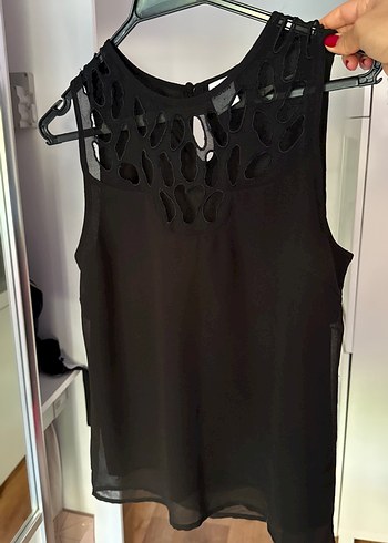 Zincir Detaylı Siyah V Yaka Kolsuz Bluz - Görsel 2