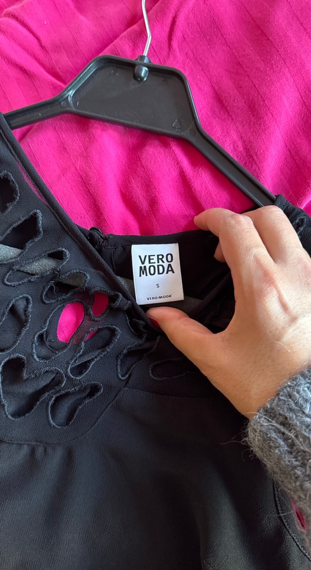 Zincir Detaylı Siyah V Yaka Kolsuz Bluz - Görsel 4