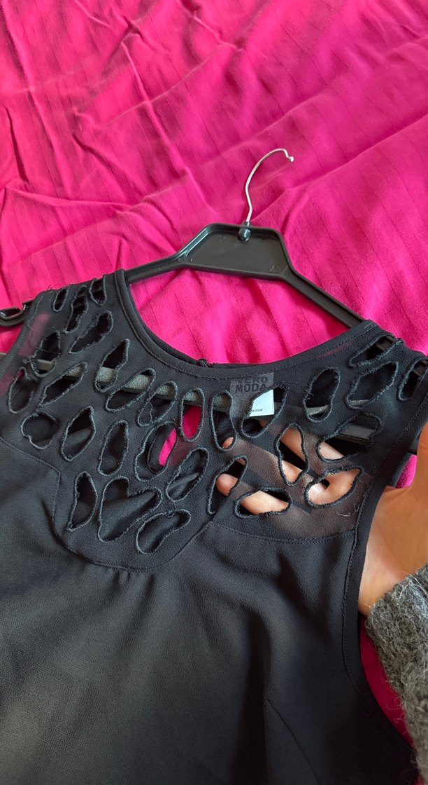 Zincir Detaylı Siyah V Yaka Kolsuz Bluz - Görsel 3