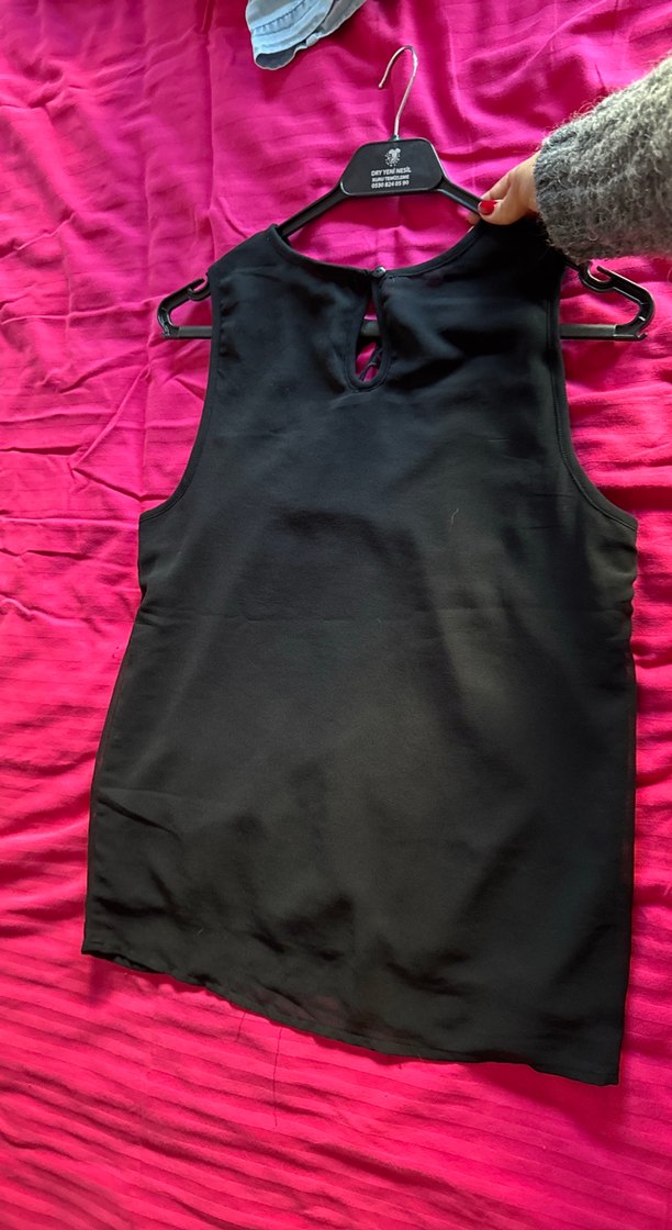 Zincir Detaylı Siyah V Yaka Kolsuz Bluz - Görsel 5