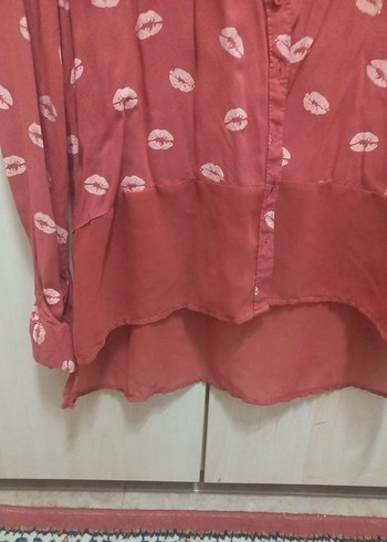 Düğmeli Kırmızı Baskılı Uzun Kollu Kadın Gömlek - Görsel 2