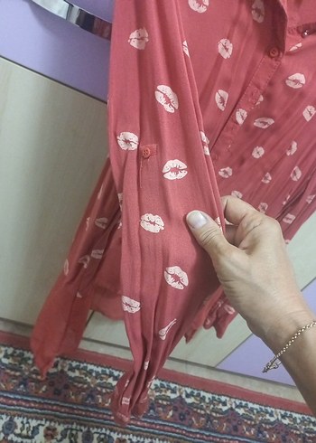 Düğmeli Kırmızı Baskılı Uzun Kollu Kadın Gömlek - Görsel 3