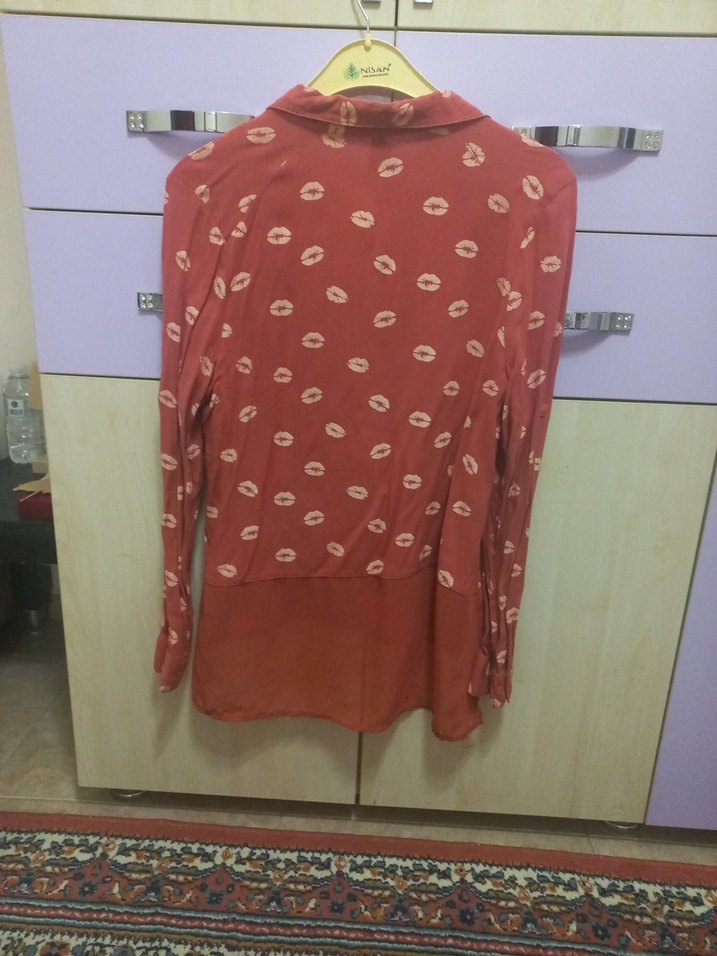 Düğmeli Kırmızı Baskılı Uzun Kollu Kadın Gömlek - Görsel 4