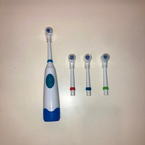 Beden Dönen Başlıklı Pilli 4 Başlıklı Diş Fırçası