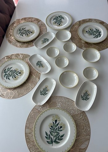 Beyaz Yaprak Desenli Yemek Takımı