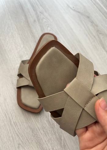 Pull and Bear Bej Süet Kadın Terlikler Blok Topuklu