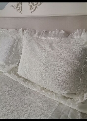 Beyaz dantelli yatak örtüsü 