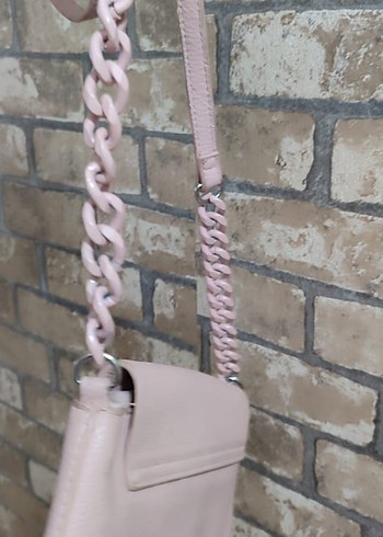 Zincir Detaylı Pembe Deri Kadın Çanta