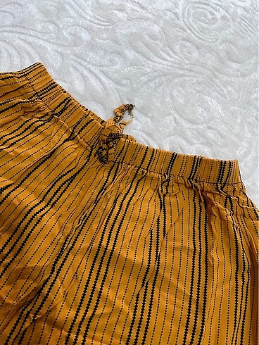 universal Beden sarı Renk Bol paça pantalon 2 kez kullanıldı