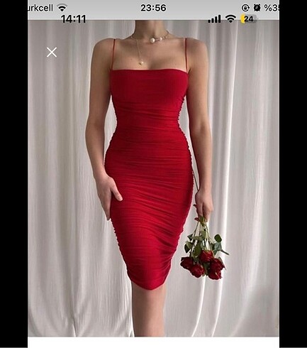 Kırmızı askılı midi elbise