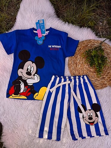 4 Yaş Beden Mickey Mouse etiketli takım