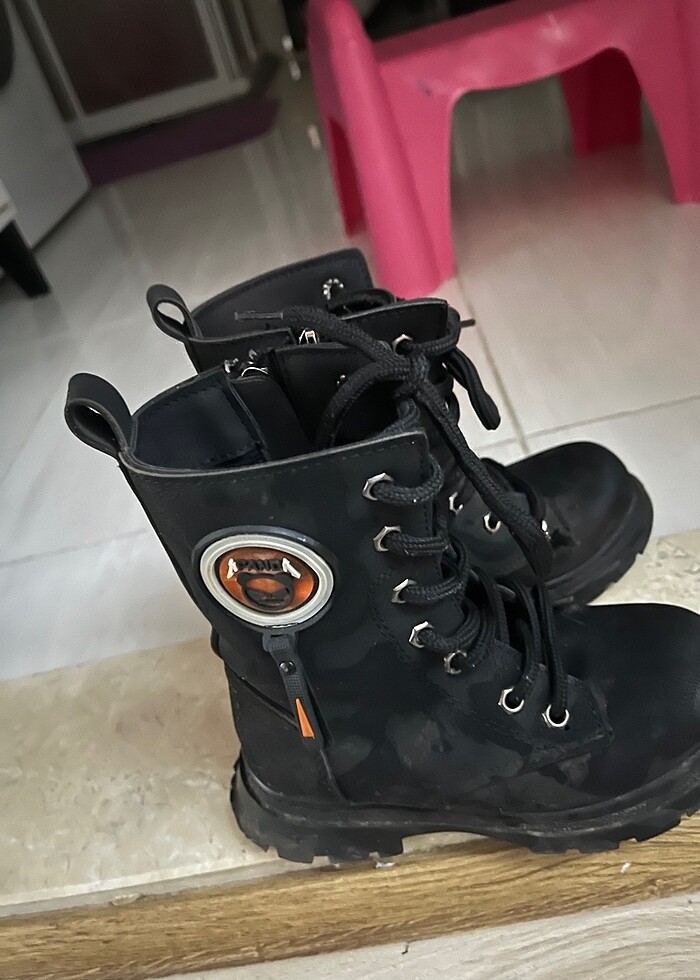 Kız çocuk ayakkabı sildiğim için  öyle gözukuyo sorunsuz - Görsel 2