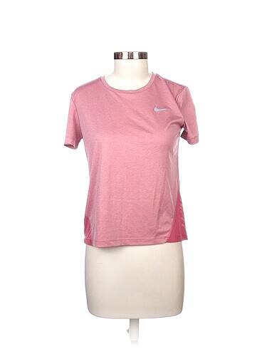 Nike T-shirt %70 İndirimli.